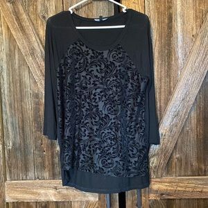 Black flowy shirt w velvety detail